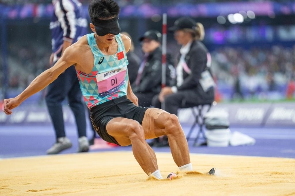 8月30日，邸東東在巴黎殘奧會(huì)田徑男子跳遠(yuǎn)T11級(jí)決賽中試跳。新華社記者 黃偉 攝