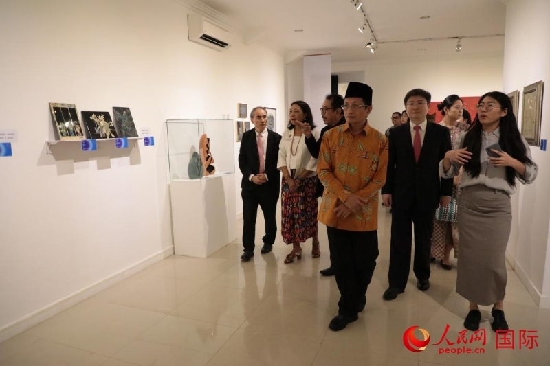 參加開幕式的嘉賓參觀展覽。人民網記者曹師韻攝