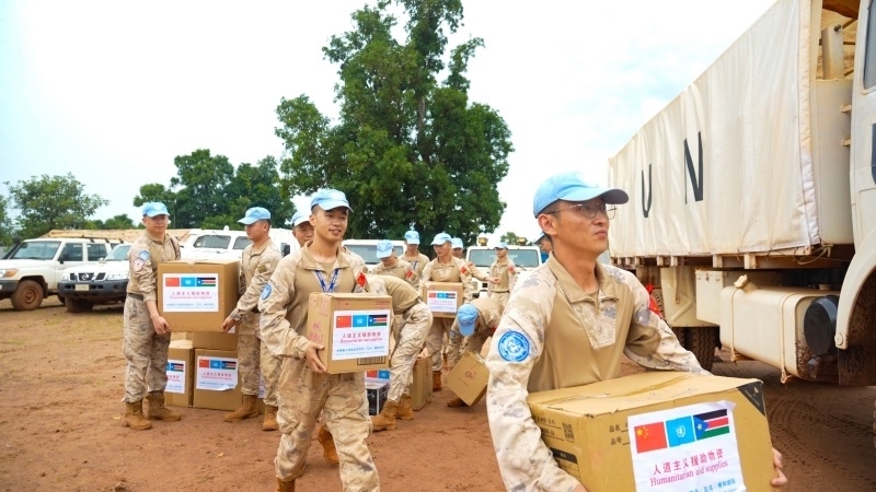 搬運(yùn)援助物資。孫千攝