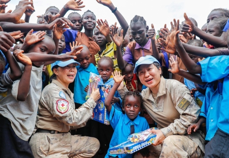 學(xué)生對中國官兵援助表達(dá)感謝。王皓宇攝