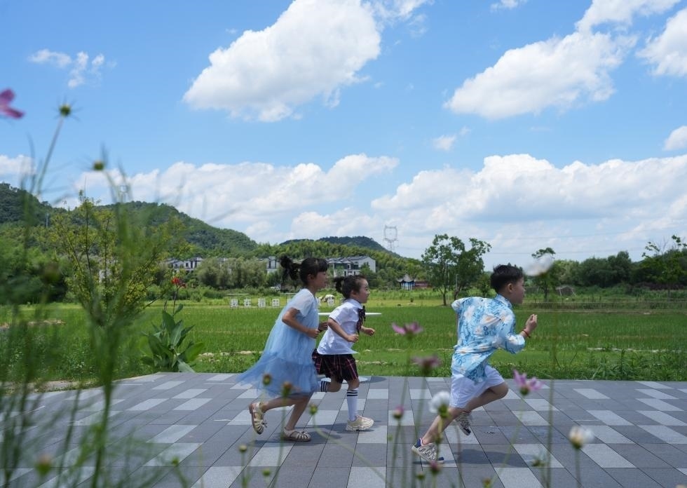 兒童在余姚市梁弄鎮(zhèn)的田野間奔跑（7月3日攝）。新華社記者翁忻旸 攝