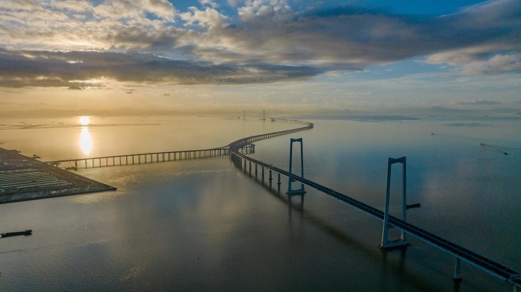 6月27日，沐浴在晨曦中的深中通道（無人機照片）。新華社記者毛思倩 攝