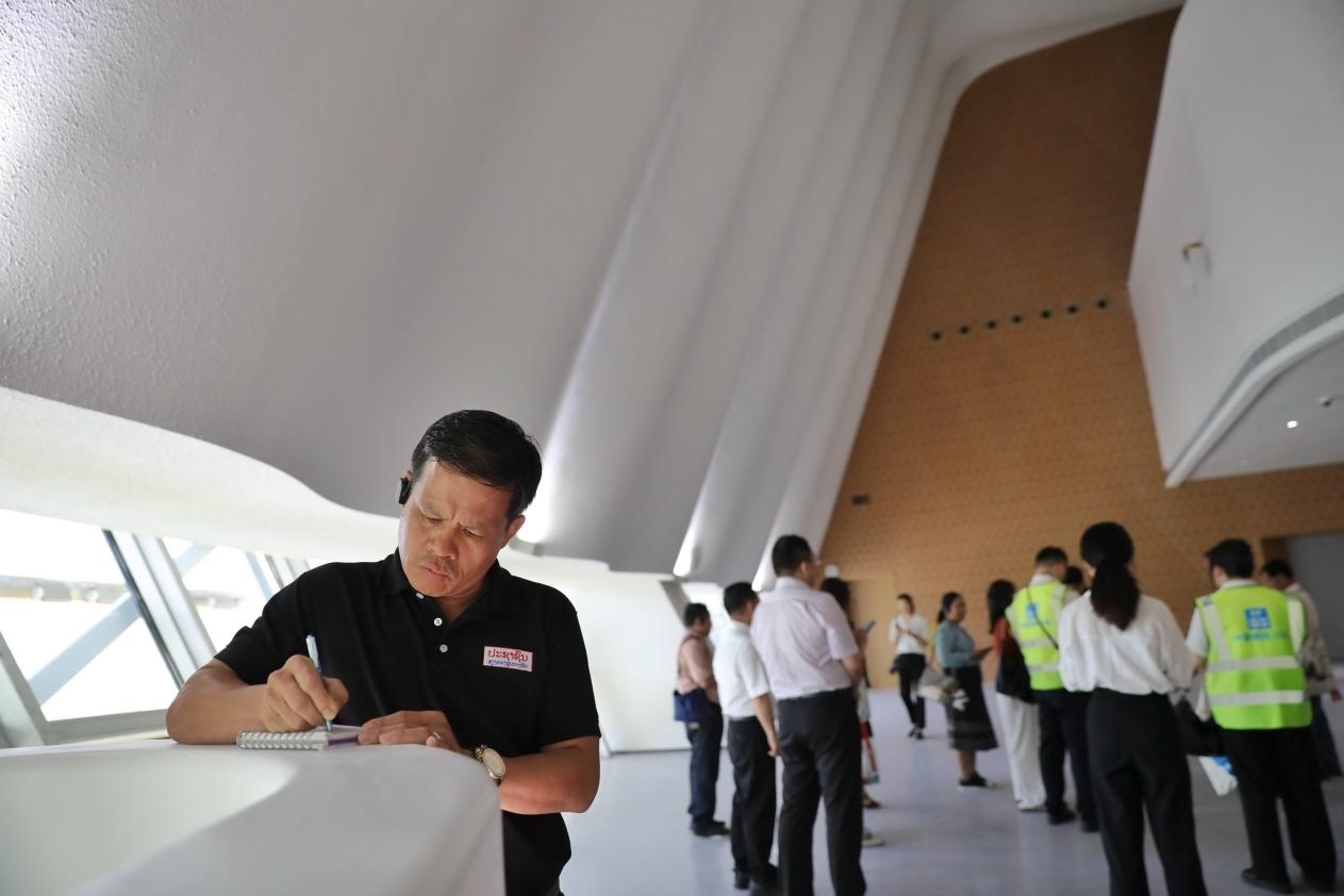 亞洲媒體考察團(tuán)參觀綜合劇場(chǎng)外墻。《中國(guó)經(jīng)濟(jì)周刊》記者 肖翊攝