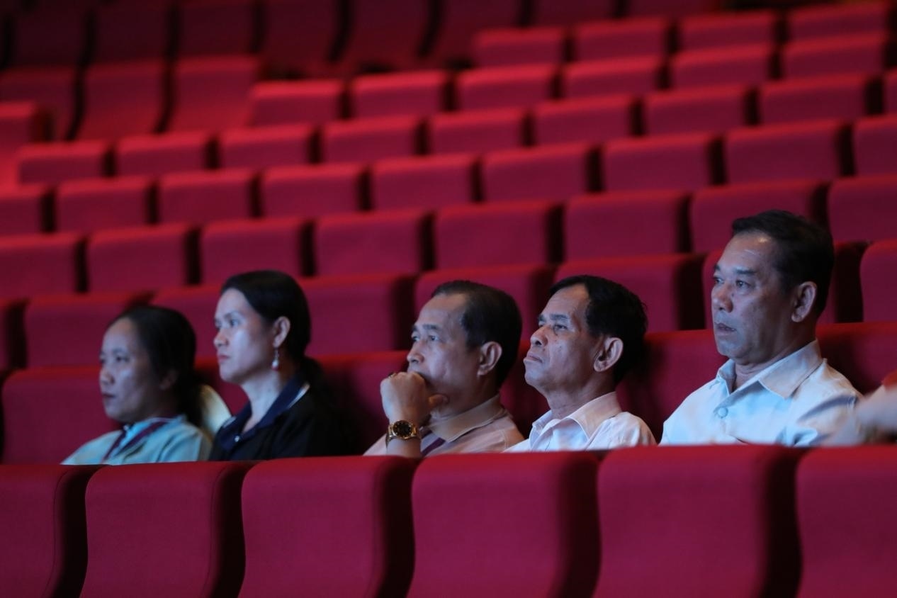 亞洲媒體考察團(tuán)在觀眾席就座?！吨袊?guó)經(jīng)濟(jì)周刊》記者 肖翊攝