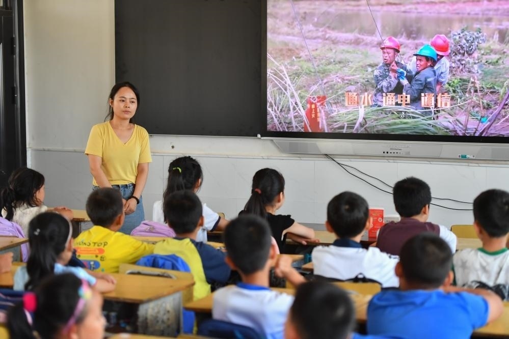 今年夏天，湖南華容縣等地遭受洪澇災(zāi)害。9月，華容縣一所學(xué)校，老師通過(guò)講述防災(zāi)救災(zāi)故事，引導(dǎo)孩子們知情、共情，汲取成長(zhǎng)的力量。