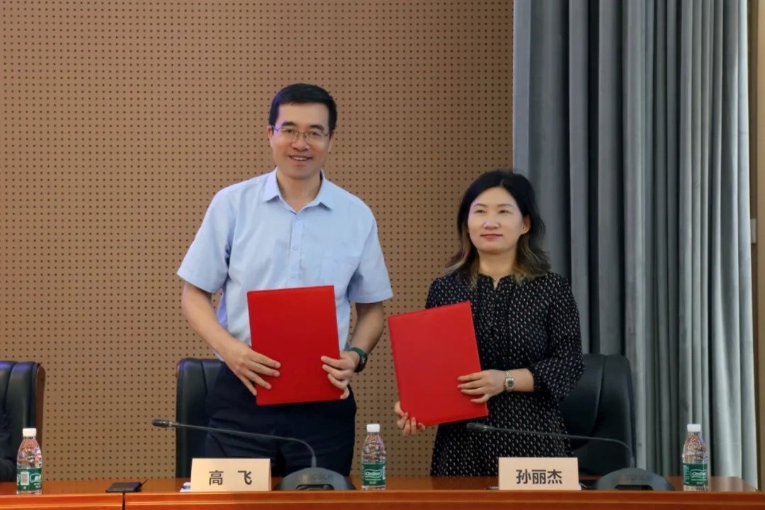 外交學(xué)院副院長高飛與中國國際科學(xué)技術(shù)合作協(xié)會(huì)執(zhí)行副會(huì)長兼秘書長孫麗杰簽署戰(zhàn)略合作備忘錄并啟動(dòng)科技外交官搖籃計(jì)劃。主辦方供圖