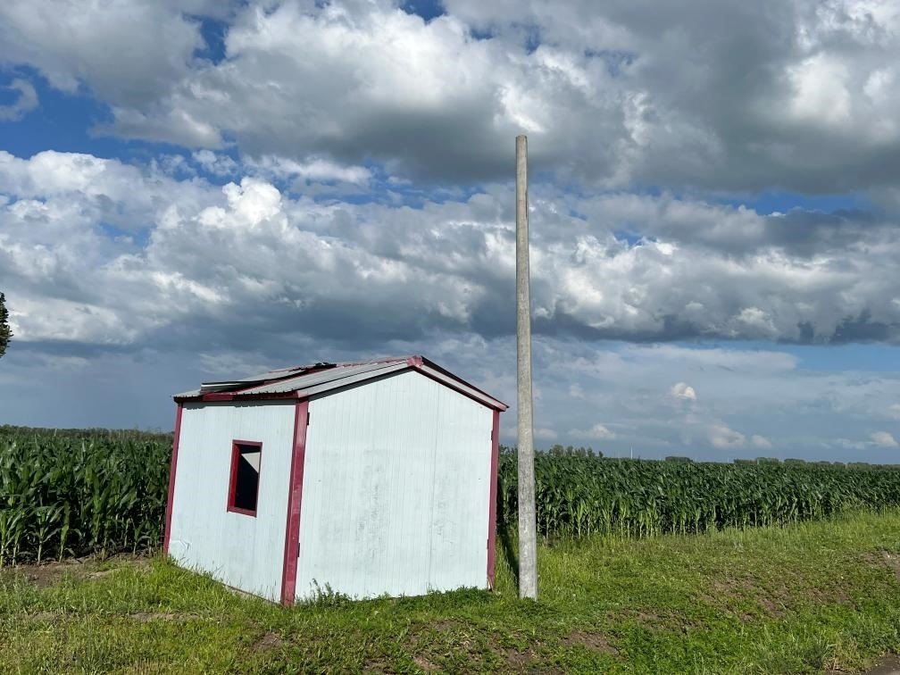 林甸縣一處保護水源井的鐵皮房出現(xiàn)破損，未見配套設(shè)備。新華社記者董寶森攝