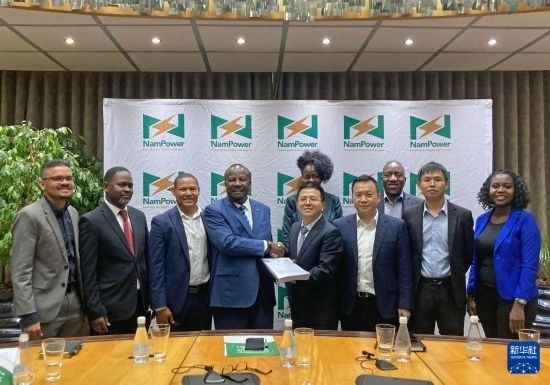 9月9日，在納米比亞首都溫得和克，嘉賓在簽字儀式后合影。新華社發(fā)（江西國際供圖）