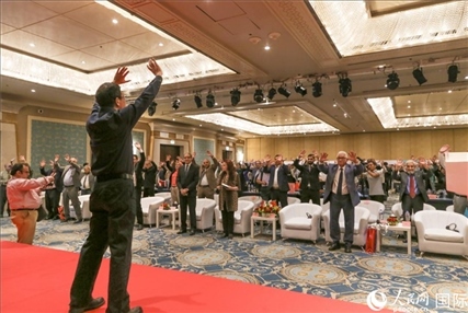 孫武權(quán)現(xiàn)場表演中醫(yī)傳統(tǒng)功法易筋經(jīng)。人民網(wǎng)記者黃培昭攝