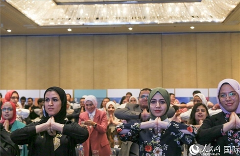 活動(dòng)現(xiàn)場，埃及民眾跟著孫武權(quán)體驗(yàn)中醫(yī)傳統(tǒng)功法易筋經(jīng)。人民網(wǎng)記者黃培昭