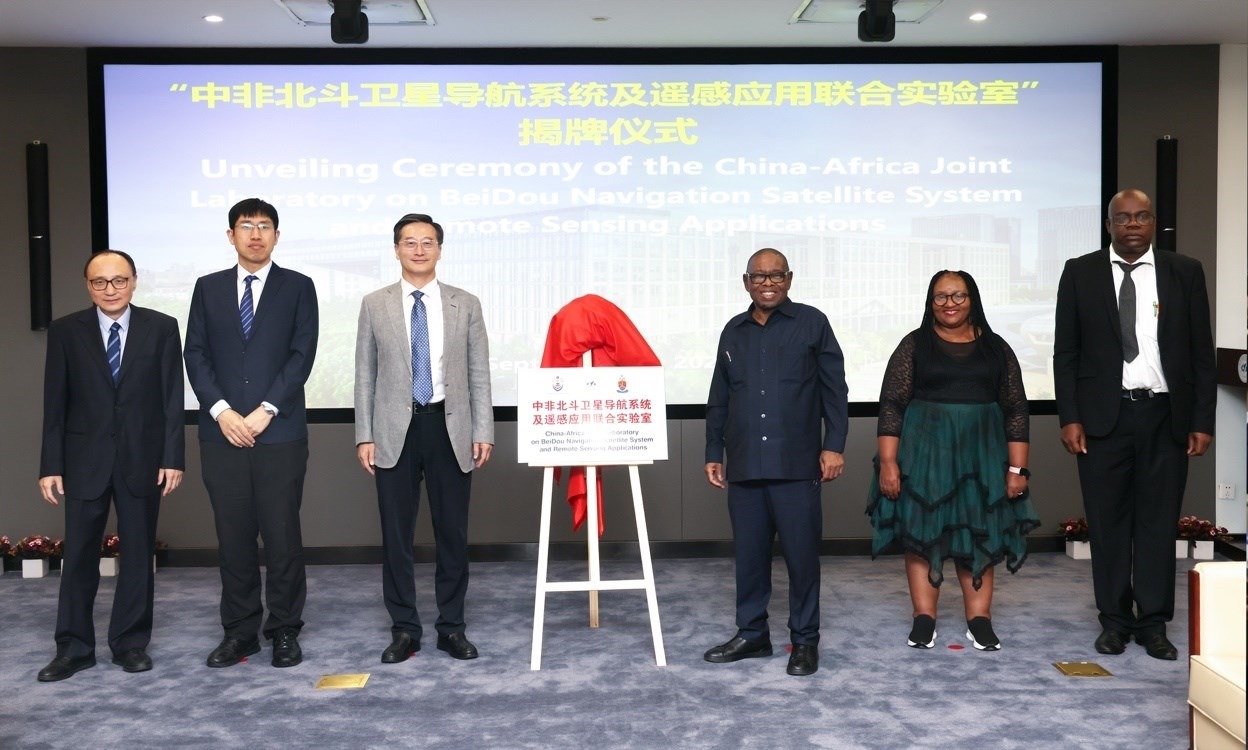 中非北斗衛(wèi)星導(dǎo)航系統(tǒng)及遙感應(yīng)用聯(lián)合實(shí)驗(yàn)室在北京航空航天大學(xué)揭牌。校方供圖