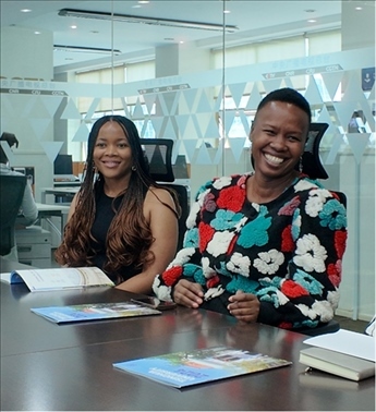 支隊(duì)成員在CGTN非洲總站與當(dāng)?shù)赜浾呓涣?。穆瑞瑩攝