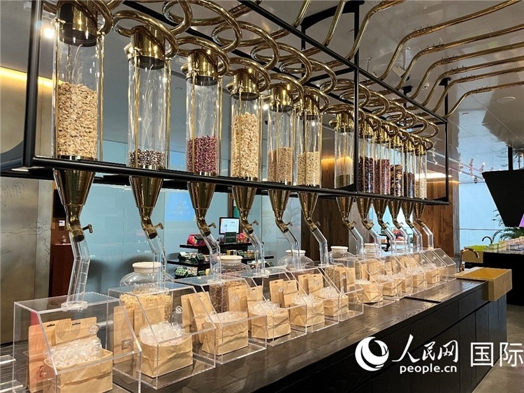 3.展示區(qū)展示的24節(jié)氣養(yǎng)生茶。（人民網(wǎng)記者陳思 攝）