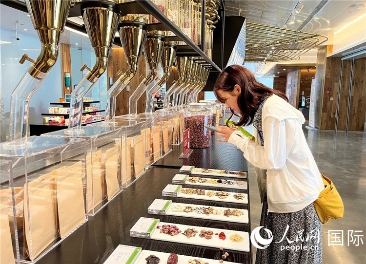 4. 代表團團員對新中式茶飲的食材充滿興趣。（人民網(wǎng)記者陳思 攝）