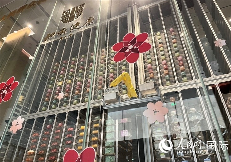 6. 機械臂正在取貨。（人民網(wǎng)記者陳思 攝）