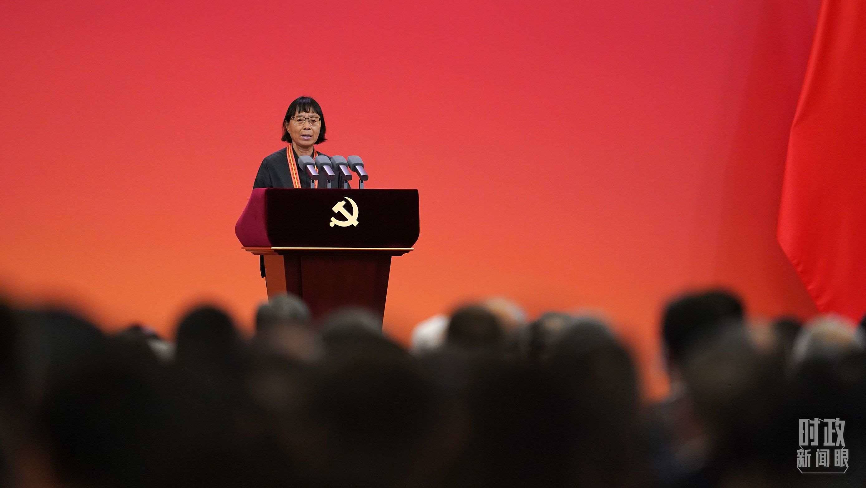  △2021年6月，幫助數(shù)千名貧困山區(qū)女孩圓夢(mèng)大學(xué)的人民教師張桂梅，代表“七一勛章”獲得者發(fā)言。（總臺(tái)國(guó)廣記者李晉拍攝）