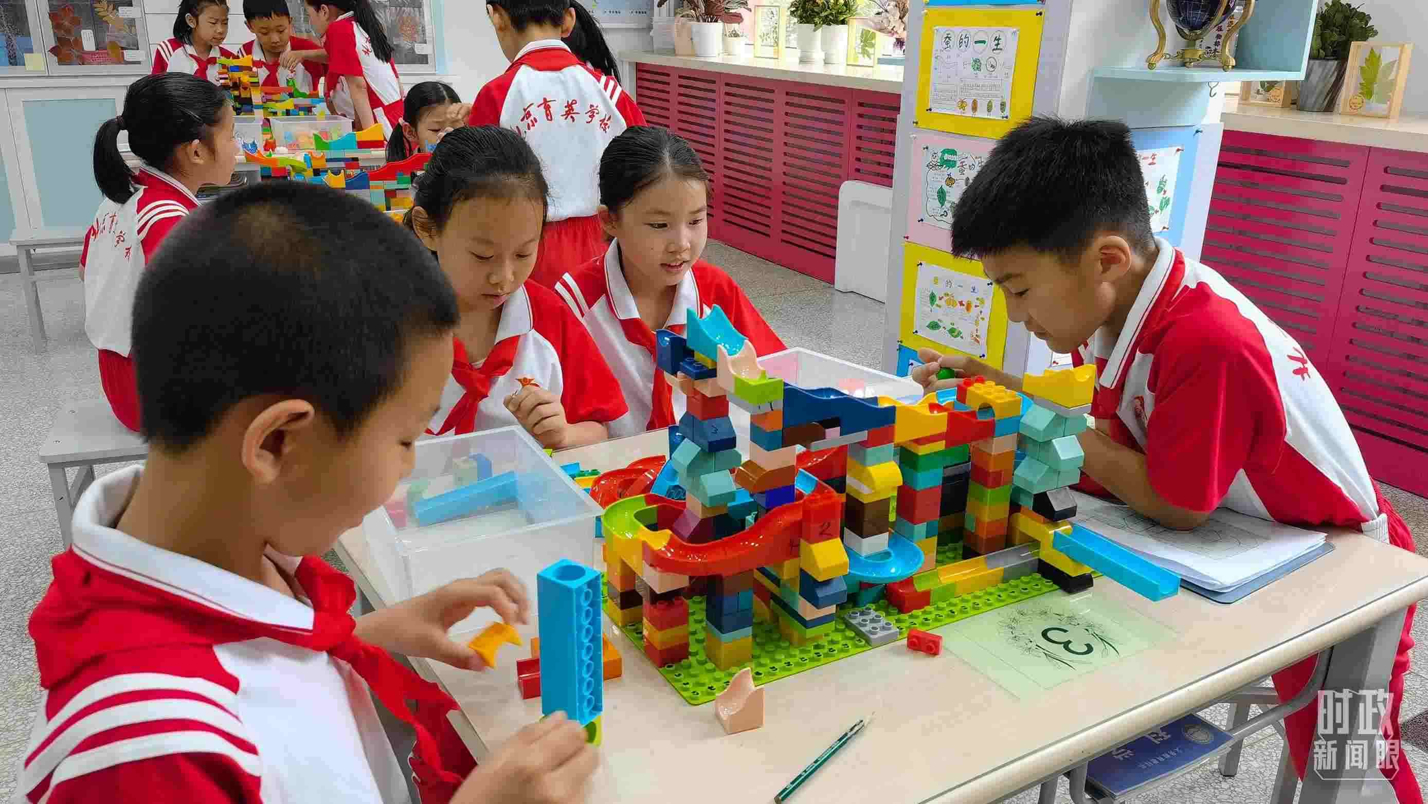  △這是北京育英學(xué)校的科學(xué)教室。2023年5月，習(xí)近平在這里調(diào)研時(shí)，希望同學(xué)們從小樹(shù)立“科技創(chuàng)新、強(qiáng)國(guó)有我”的志向。（總臺(tái)央視記者石丞拍攝）