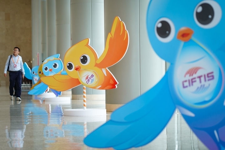 2024年9月11日在國家會議中心拍攝的服貿(mào)會吉祥物“福燕”形象。新華社記者 陳鐘昊 攝