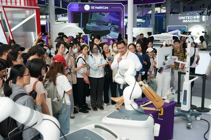 2024年9月11日，記者在服貿(mào)會首鋼園區(qū)健康衛(wèi)生服務(wù)館采訪。新華社記者 張晨霖 攝