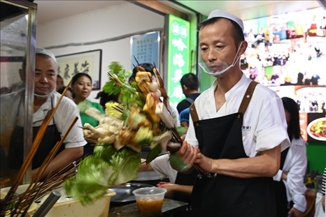 店員準(zhǔn)備制作天水麻辣燙。新華社記者 范培珅 攝