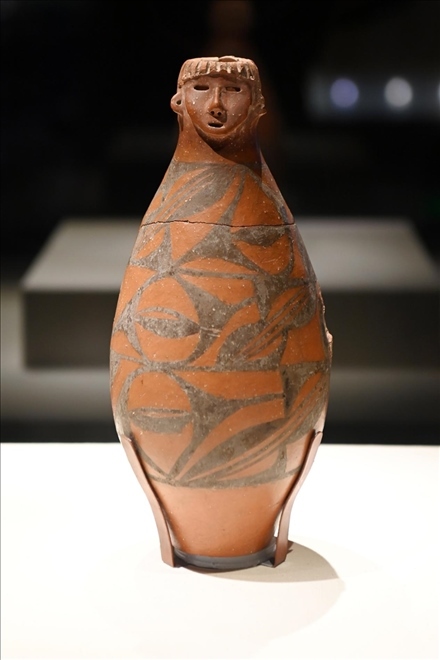 大地灣出土的人頭形器口彩陶瓶。新華社記者 范培珅 攝