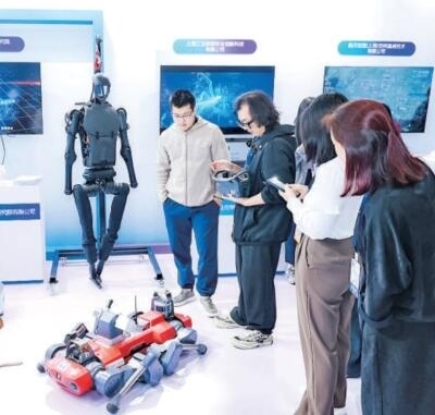普陀區(qū)“中華武數(shù)”科創(chuàng)集市上，展位工作人員在向觀眾展示機器人。資料圖片