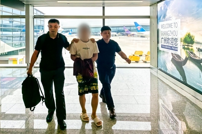 一名潛逃柬埔寨的犯罪嫌疑人被押解回國。公安部供圖