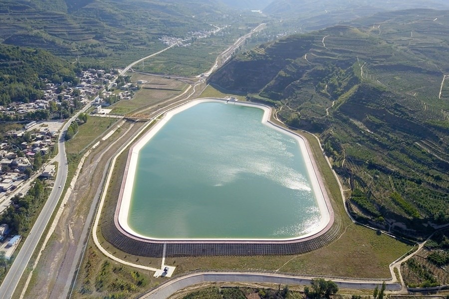 這是在天水市拍攝的已投用的天水城區(qū)引洮供水工程楊家灣調(diào)蓄水池（無人機(jī)照片）。新華社記者 范培珅 攝