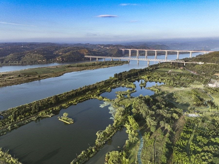 這是2023年8月28日在河南黃河濕地國家級自然保護區(qū)濟源段拍攝的景色（無人機照片）。新華社發(fā) 苗秋鬧 攝