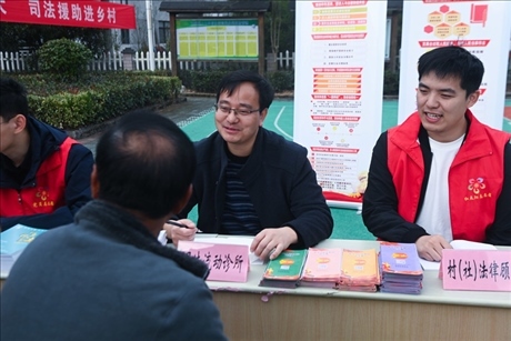 2022年11月9日，在杭州市臨安區(qū)太陽(yáng)鎮(zhèn)上太陽(yáng)村，臨安區(qū)太陽(yáng)司法所所長(zhǎng)方凱（右二）現(xiàn)場(chǎng)解答法律問(wèn)題。 新華社記者 徐昱 攝