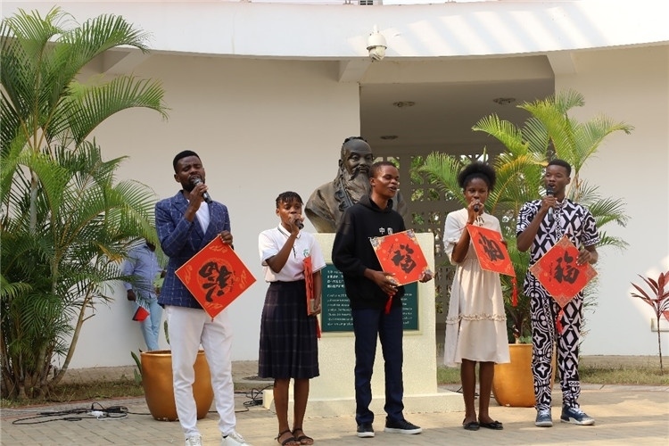 孔院學生演唱歌曲《故鄉(xiāng)的云》。內(nèi)圖大學孔子學院供圖