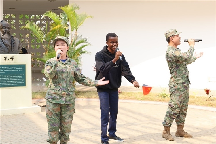孔院學生與中國海軍官兵合唱《天地龍鱗》。內(nèi)圖大學孔子學院供圖