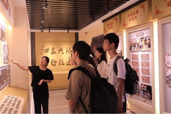 中央民族大學(xué)與中國人民大學(xué)聯(lián)合開展“大國邊疆”實(shí)踐調(diào)研活動(dòng)。校方供圖