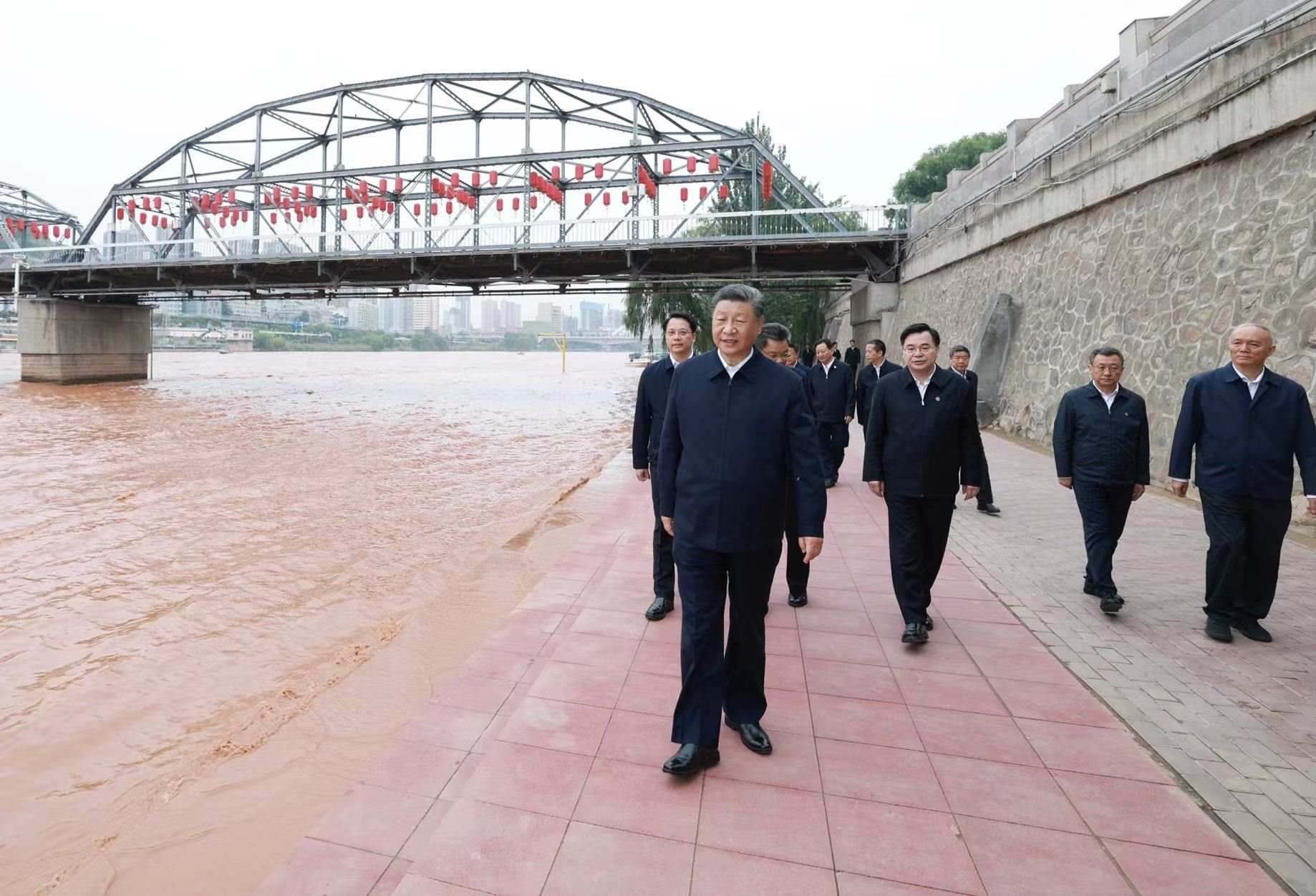 △9月11日下午，甘肅蘭州市黃河蘭州中山橋段，習(xí)近平總書(shū)記了解當(dāng)?shù)赝苿?dòng)黃河流域生態(tài)保護(hù)等情況。