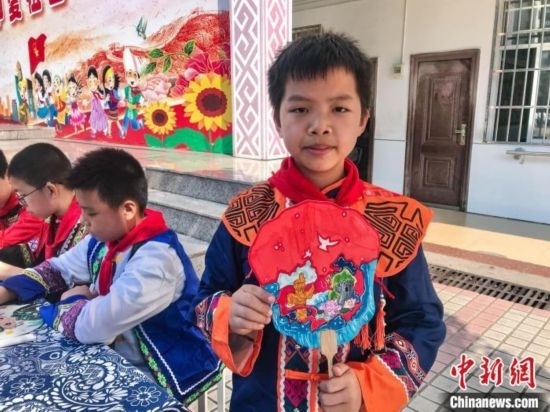 翠竹小學(xué)學(xué)生展示自己繪制的團(tuán)扇作品。蔣豐慧 攝