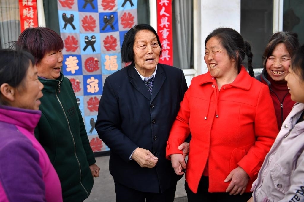 2019年3月23日，申紀(jì)蘭（左三）在山西省平順縣西溝村與村民分享全國(guó)兩會(huì)精神。新華社記者 曹陽(yáng) 攝