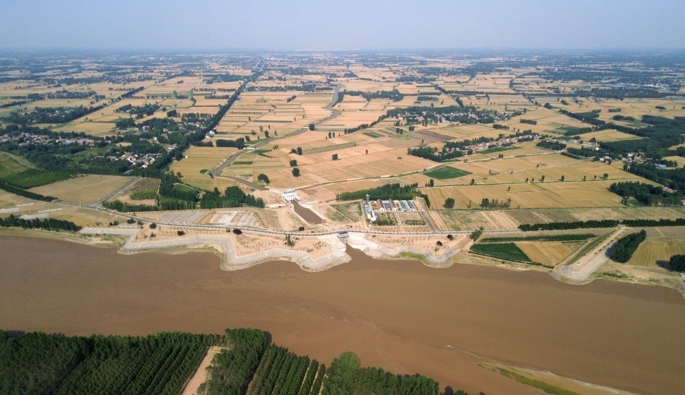 2024年6月19日，位于黃河高青段的馬扎子引黃閘開閘引水（無人機照片）。5月1日至6月18日，山東省累計啟用引黃閘63座，引黃河水量10.06億立方米，保障農(nóng)業(yè)灌溉需求。