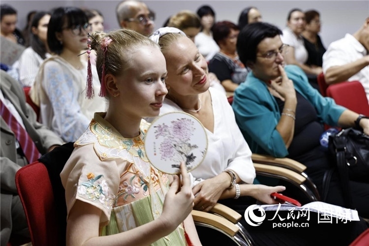 現(xiàn)在嘉賓觀看表演。傅永山攝