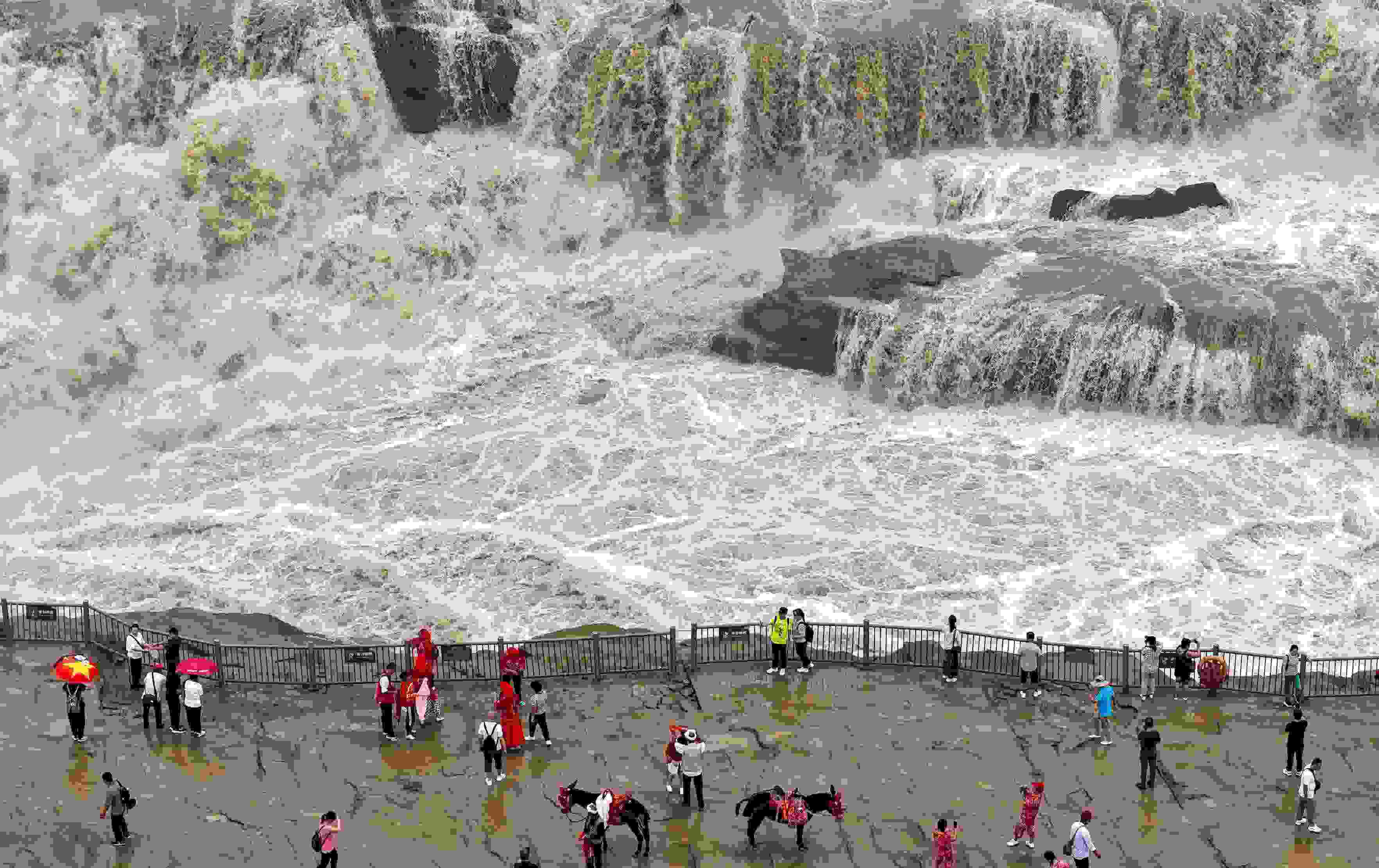 △9月9日，游客在黃河壺口瀑布景區(qū)游覽。