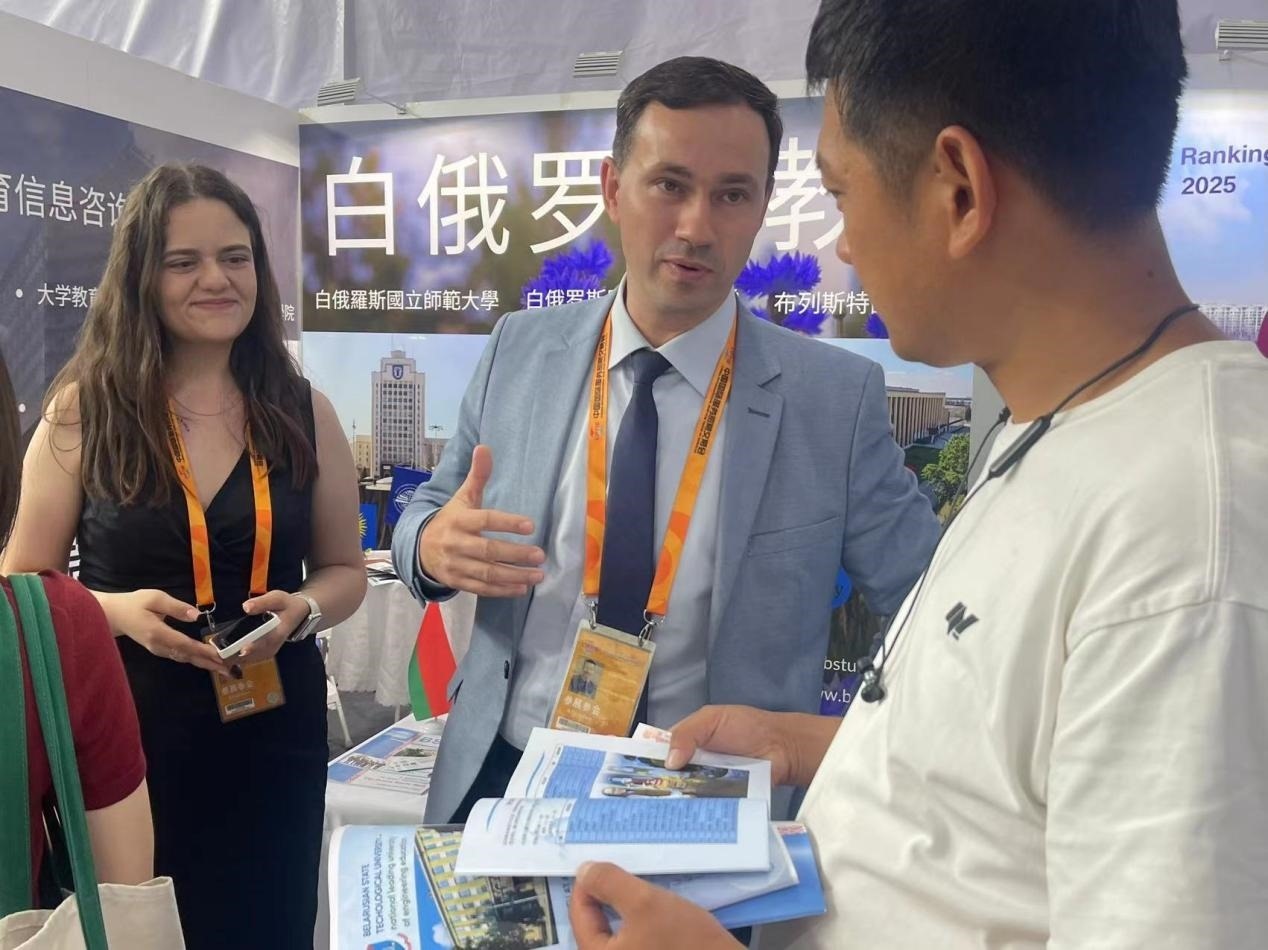 觀眾在展臺咨詢。人民網(wǎng)記者 何旭攝