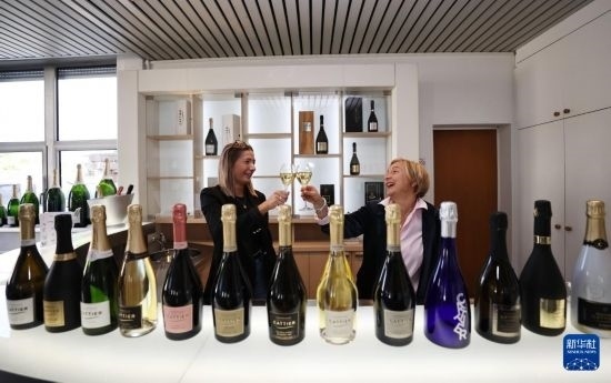 9月13日，在法國蘭斯附近的希尼萊羅斯，人們在佳醍亞總部享用香檳酒。新華社記者 高靜 攝