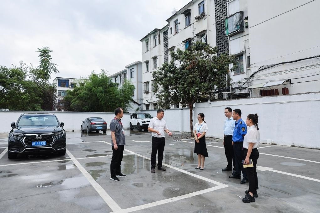 2024年9月11日，在浙江省湖州市，湖州吳興區(qū)人大代表、人大飛英街道工委代表及塔下街社區(qū)代表前往已改建的一處停車場進行實地調(diào)研，監(jiān)督該改建項目的完成情況。新華社記者 徐昱 攝