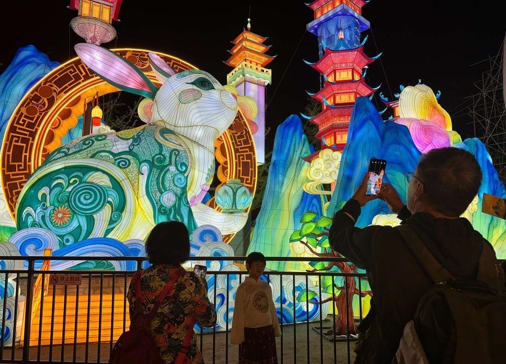 市民游客在2024年北京中秋國(guó)慶彩燈游園會(huì)欣賞彩燈。新華社記者楊淑君 攝