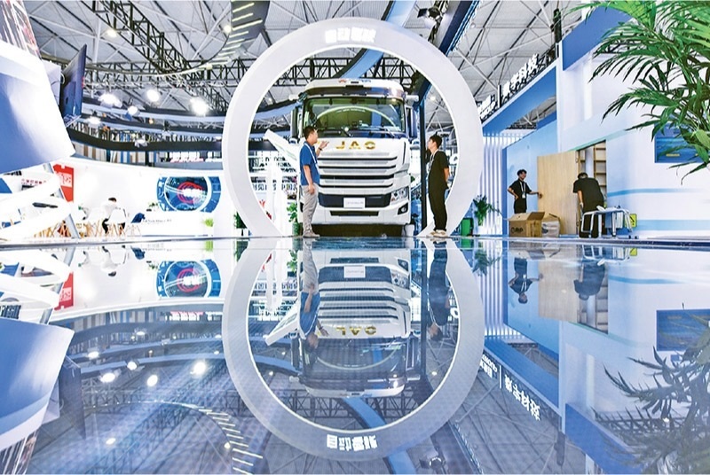 黨的二十屆三中全會提出，加快構(gòu)建促進數(shù)字經(jīng)濟發(fā)展體制機制，完善促進數(shù)字產(chǎn)業(yè)化和產(chǎn)業(yè)數(shù)字化政策體系。2024年8月28日至30日，2024中國國際大數(shù)據(jù)產(chǎn)業(yè)博覽會在貴州貴陽舉辦。圖為工作人員在介紹無人駕駛重型卡車。 新華社記者 楊文斌/攝