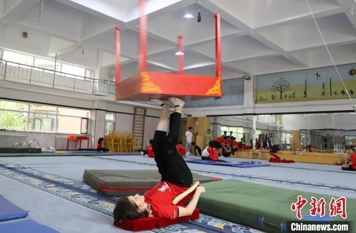 9月13日，美國雜技學員杰克正在中國“雜技之鄉(xiāng)”吳橋練習“蹬技”。 馬天龍 攝