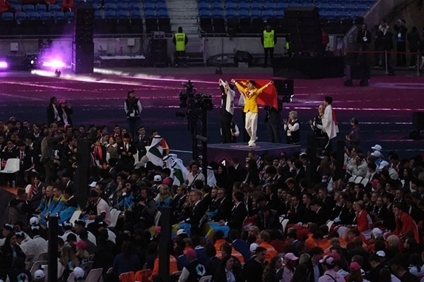 中國選手登上最高領(lǐng)獎臺。人民網(wǎng)記者 于超凡攝