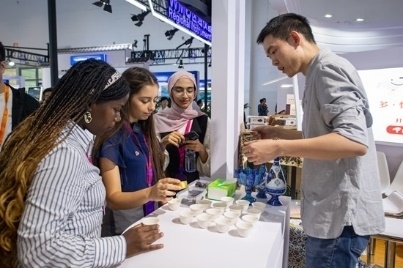 觀眾正在品嘗伊朗的藏紅花茶。人民網(wǎng)記者 翁奇羽攝