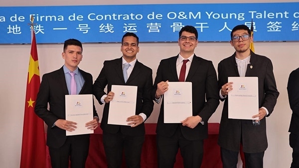 當(dāng)?shù)貢r(shí)間9月13日，40名哥倫比亞青年與中企承建運(yùn)營的波哥大地鐵一號(hào)線項(xiàng)目簽約，不久將前往中國進(jìn)行為期15個(gè)月的專業(yè)地鐵知識(shí)培訓(xùn)。圖為部分學(xué)員在簽約儀式上展示所簽的協(xié)議。 波哥大地鐵一號(hào)線項(xiàng)目供圖