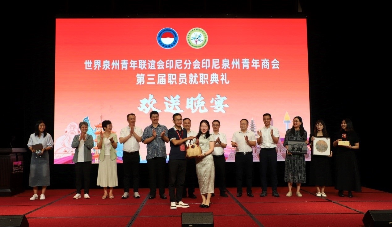 工藝大師們向阿拉扎大學孔子學院捐贈手工藝術(shù)品。阿拉扎大學孔子學院供圖