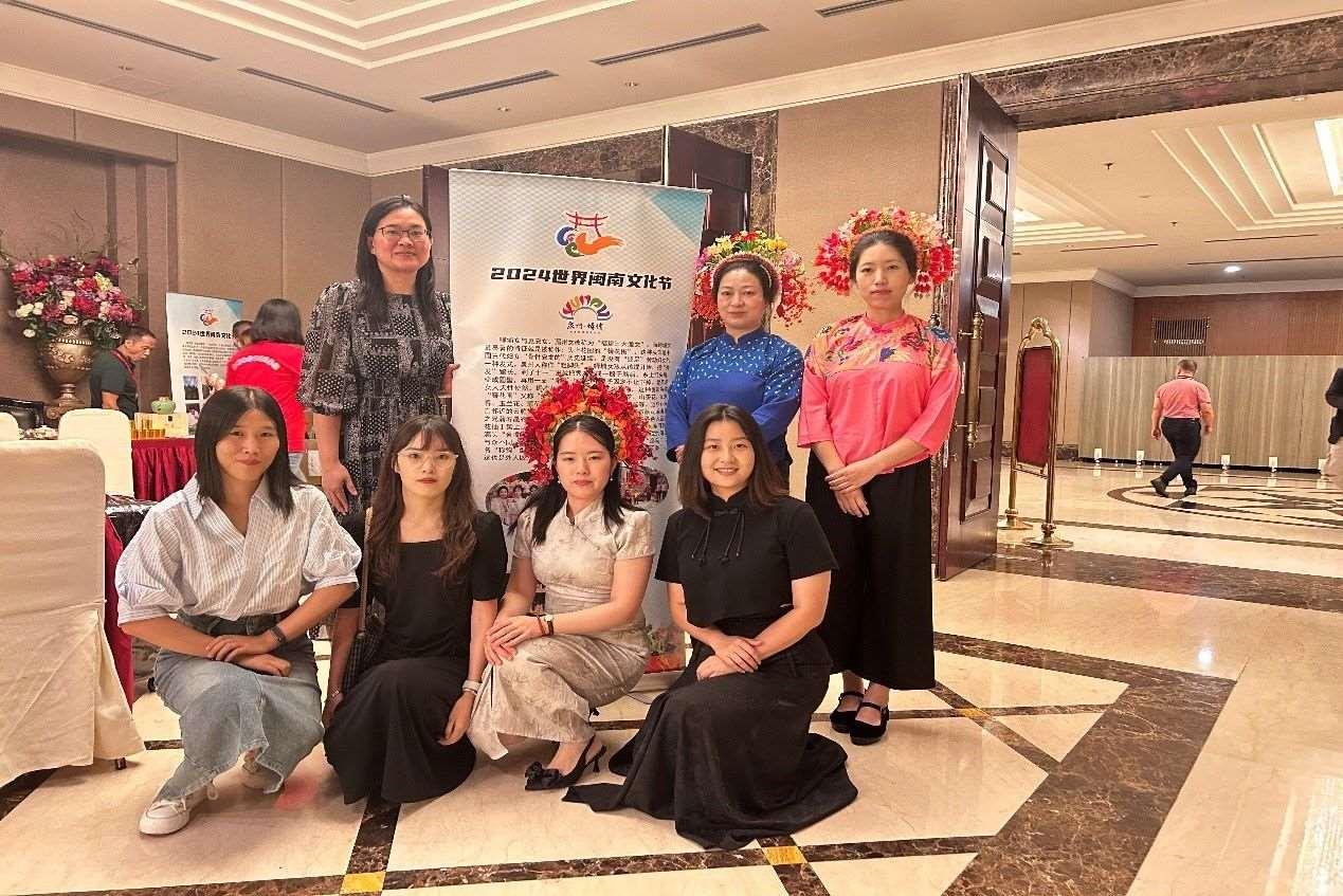 阿拉扎大學孔子學院老師和簪花圍傳承人合影。阿拉扎大學孔子學院供圖